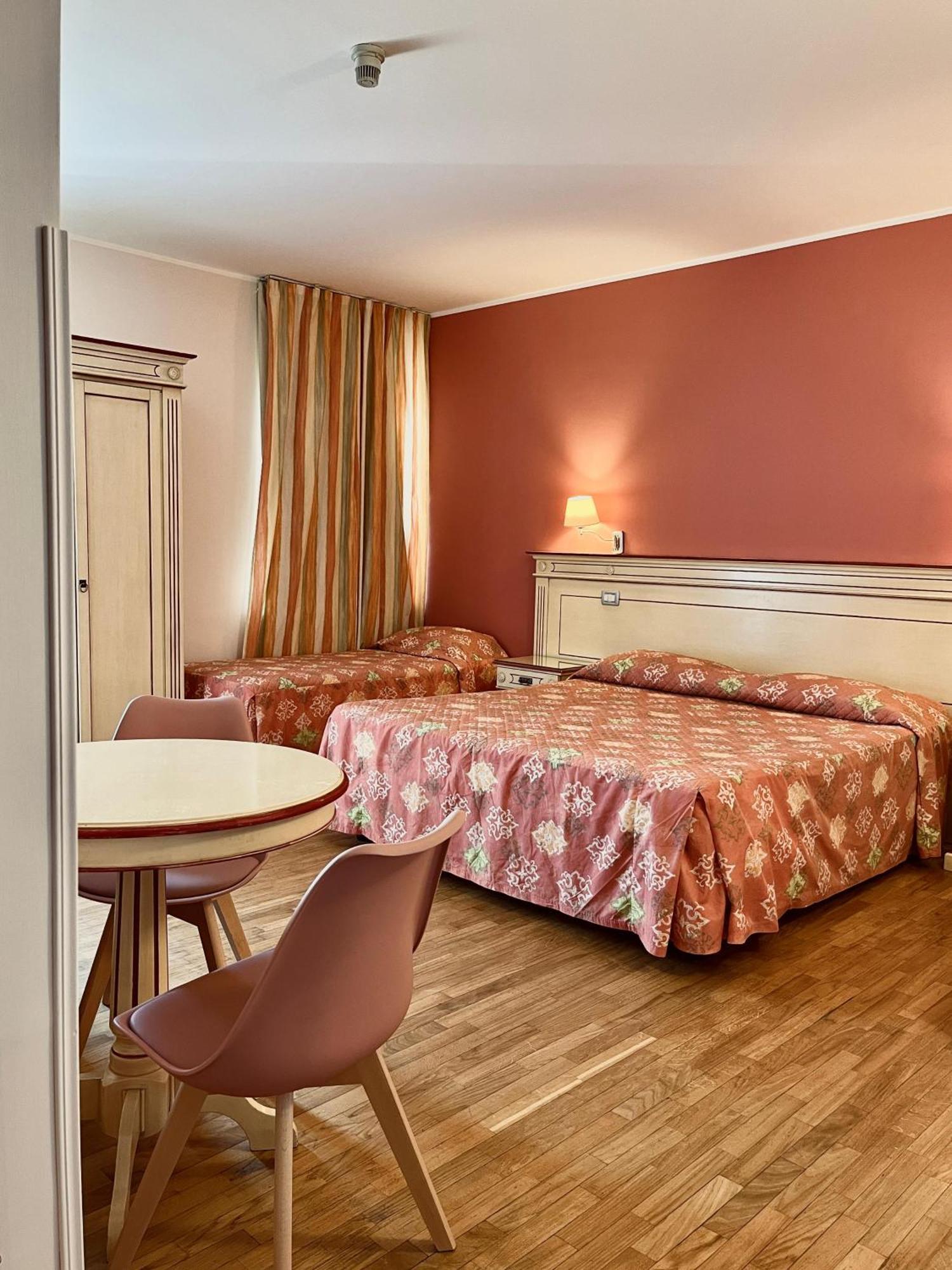 Hotel Matteotti Верчелли Экстерьер фото