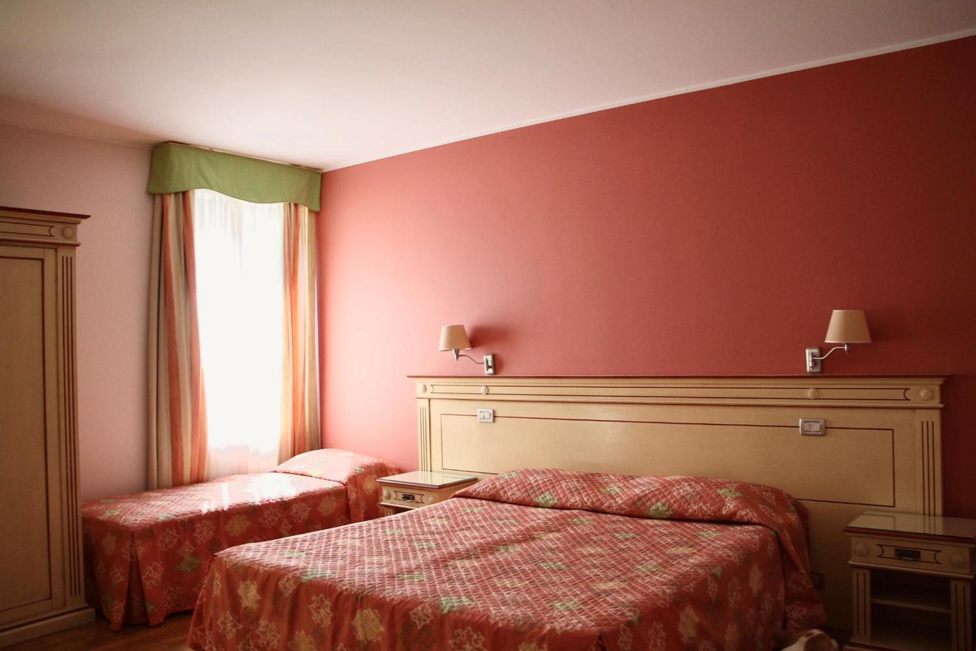 Hotel Matteotti Верчелли Экстерьер фото