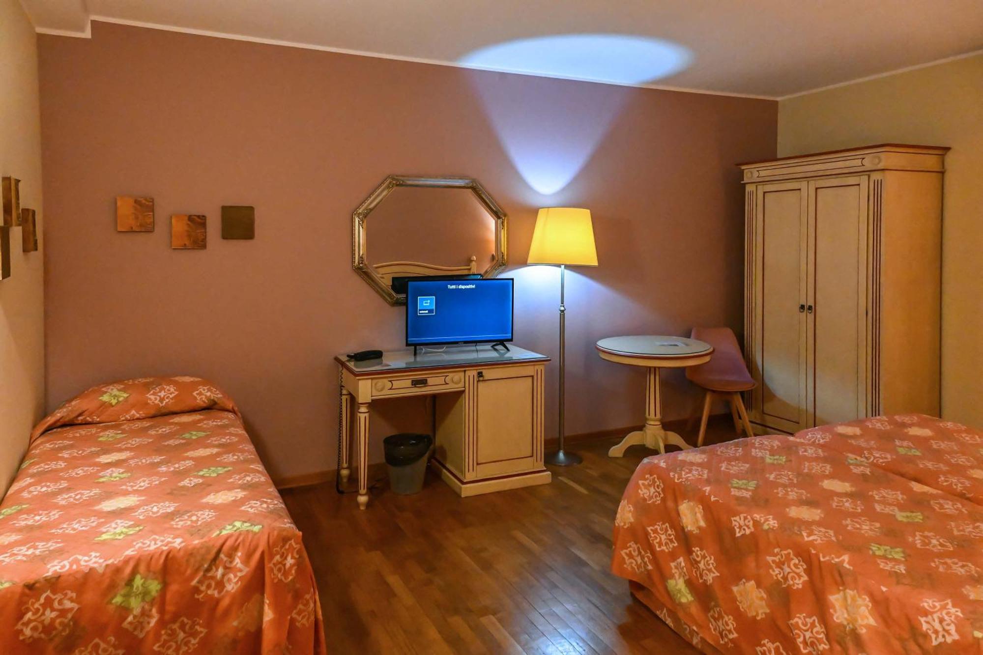 Hotel Matteotti Верчелли Экстерьер фото