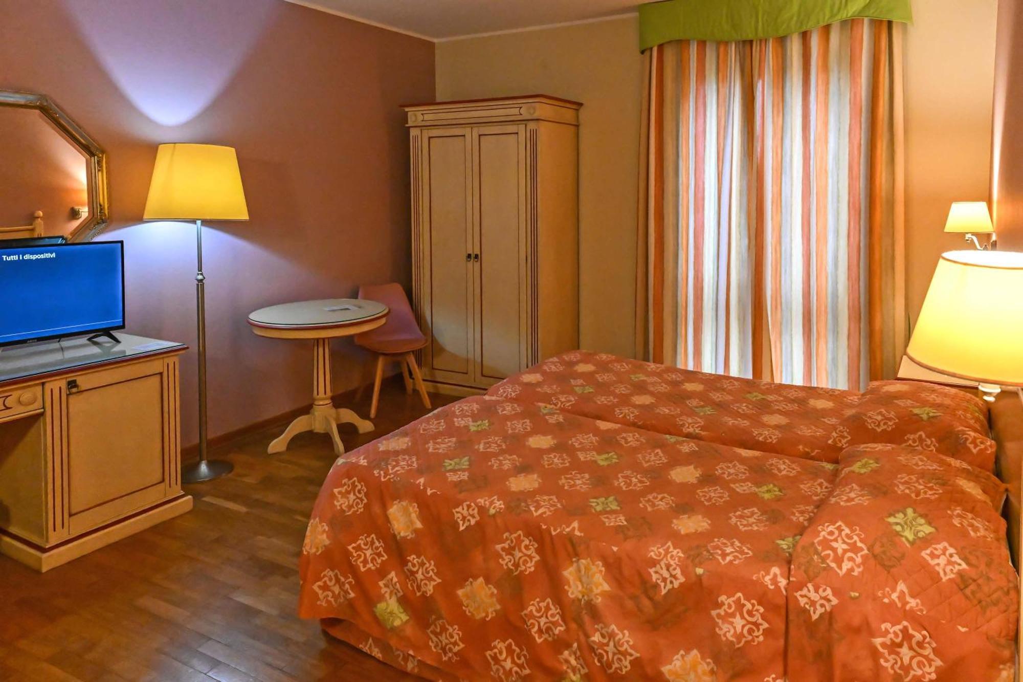 Hotel Matteotti Верчелли Экстерьер фото