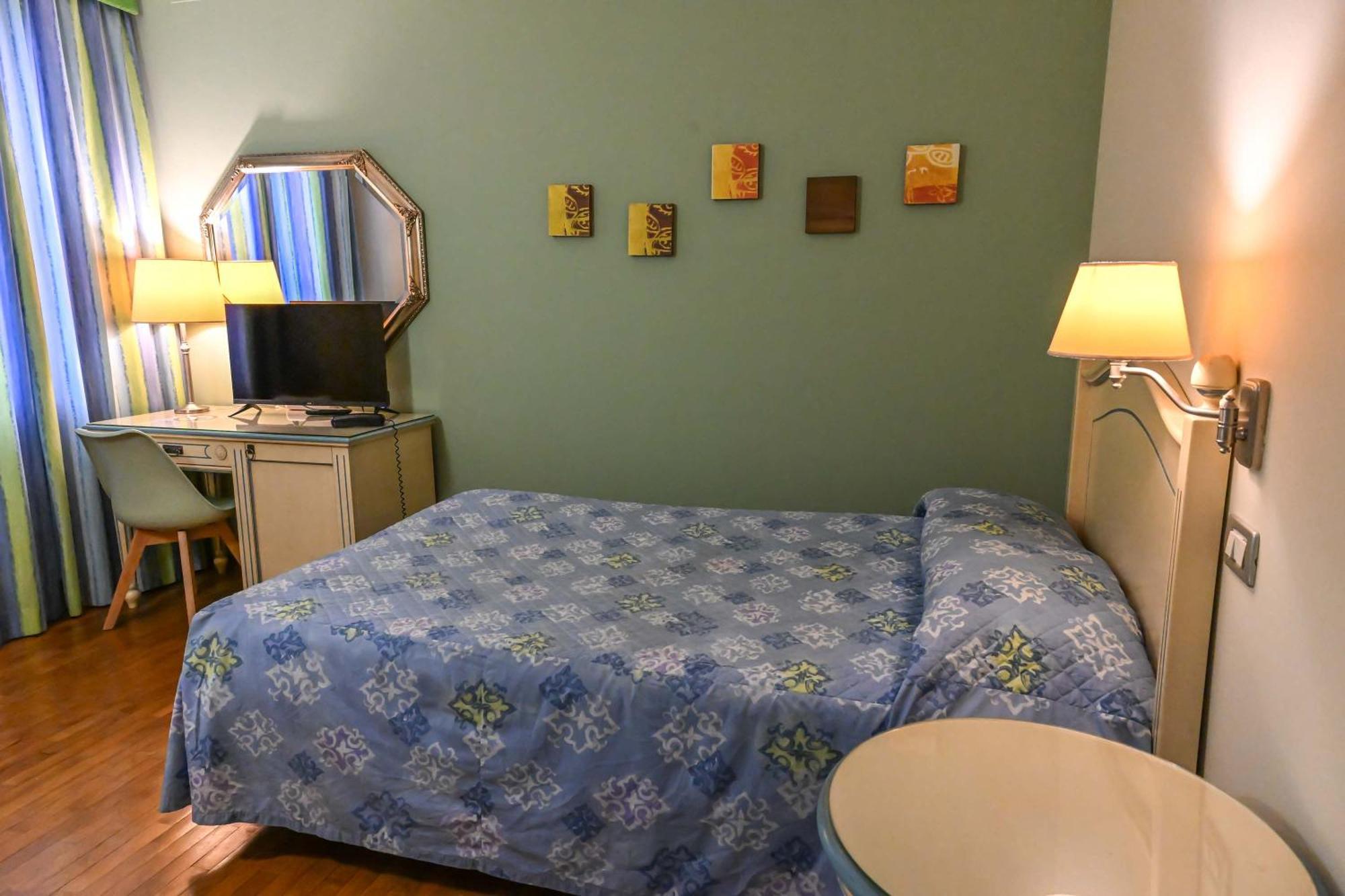 Hotel Matteotti Верчелли Экстерьер фото