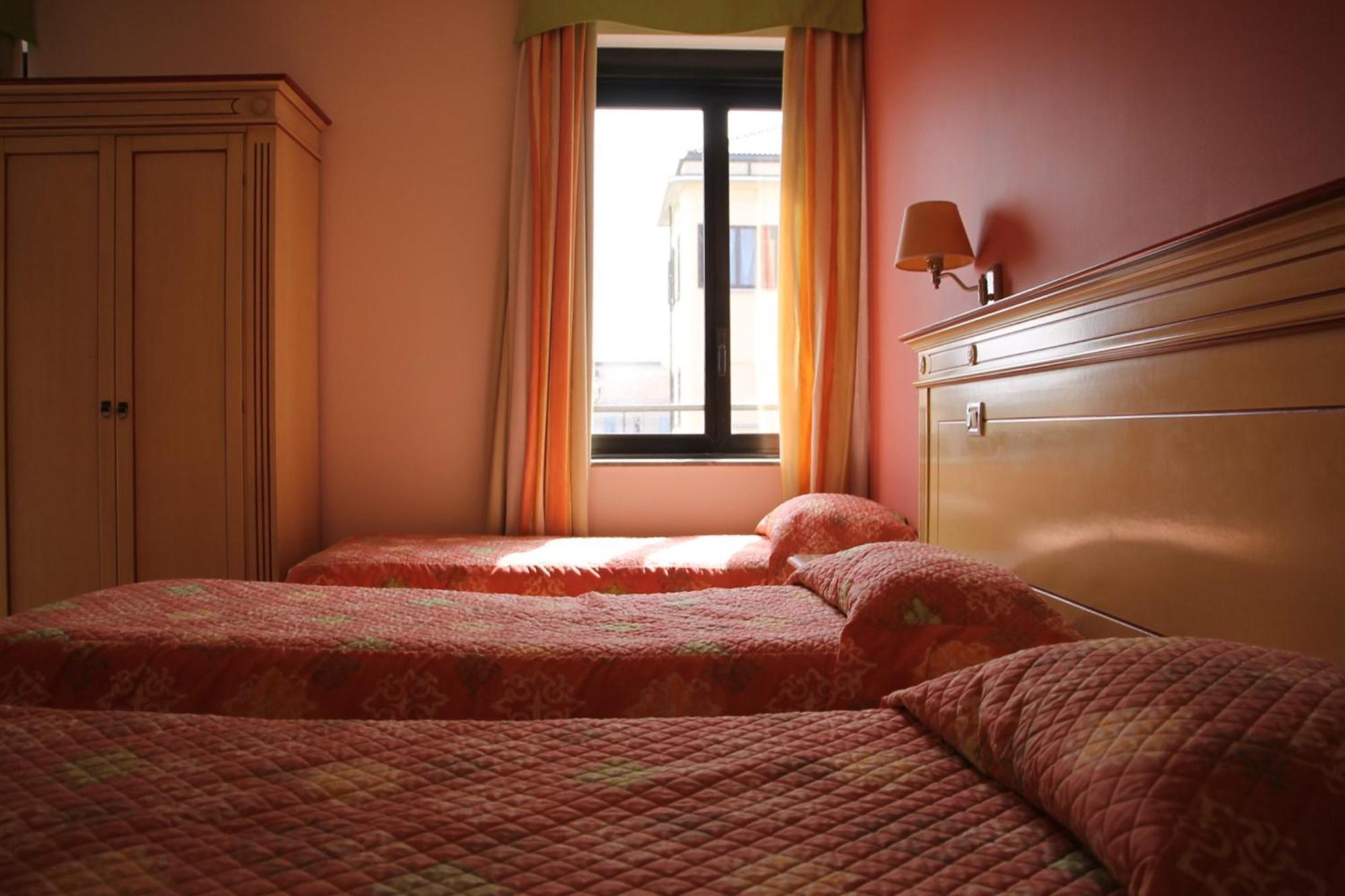 Hotel Matteotti Верчелли Экстерьер фото