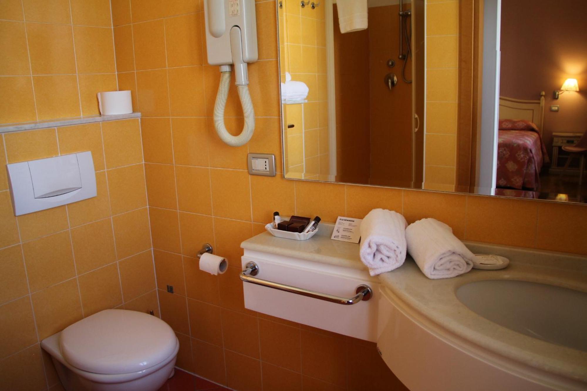 Hotel Matteotti Верчелли Экстерьер фото