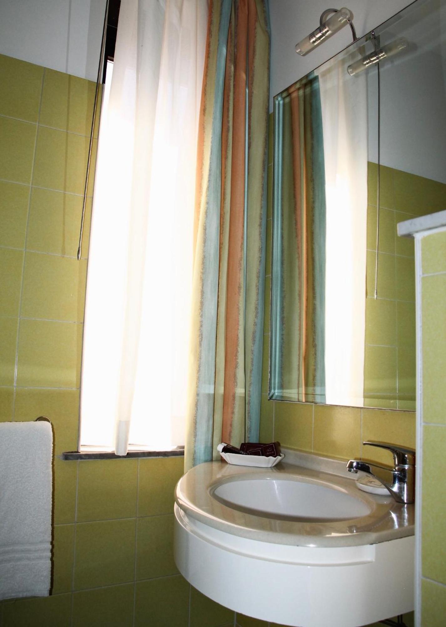 Hotel Matteotti Верчелли Экстерьер фото