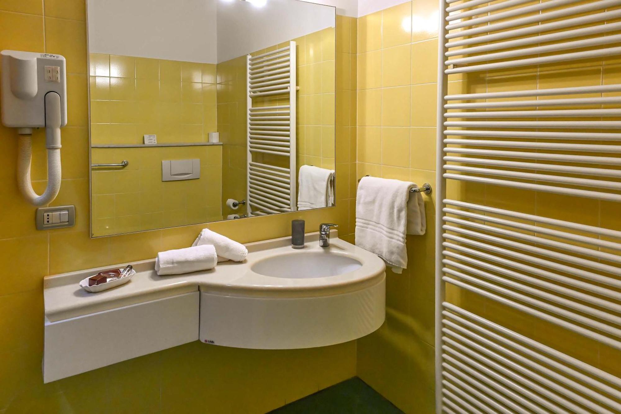 Hotel Matteotti Верчелли Экстерьер фото