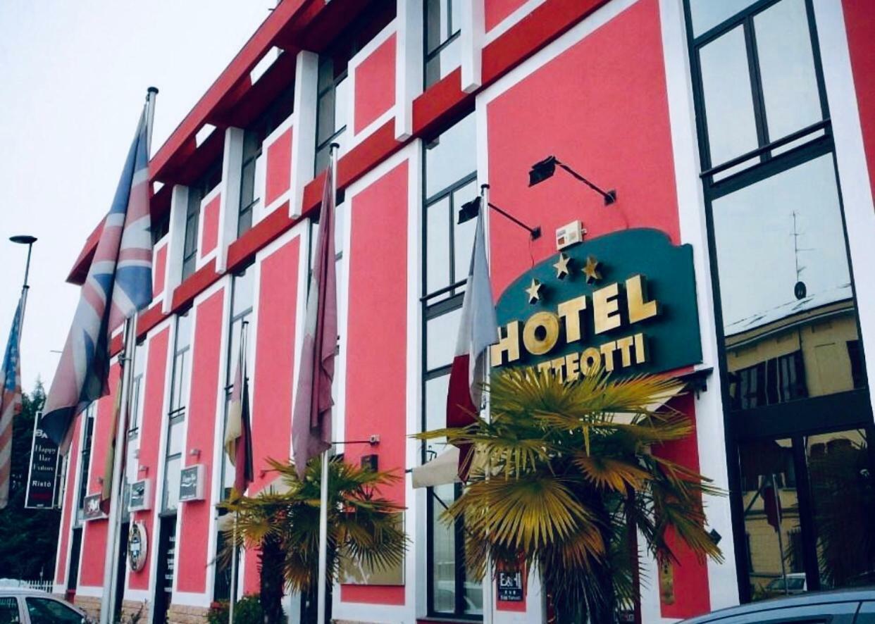 Hotel Matteotti Верчелли Экстерьер фото